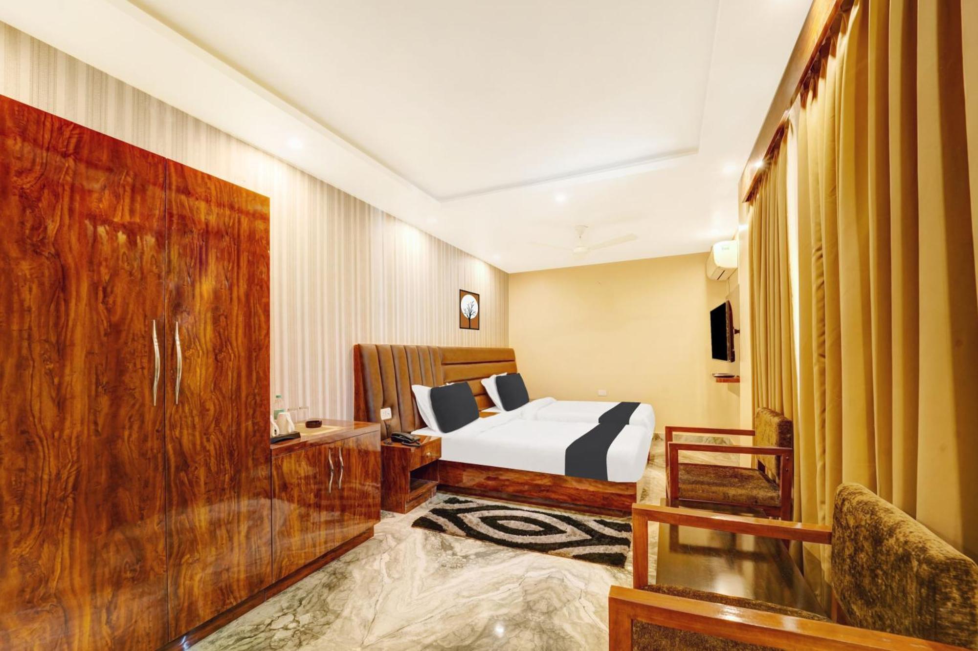 De Empire Near Delhi Airport Hotel 4*